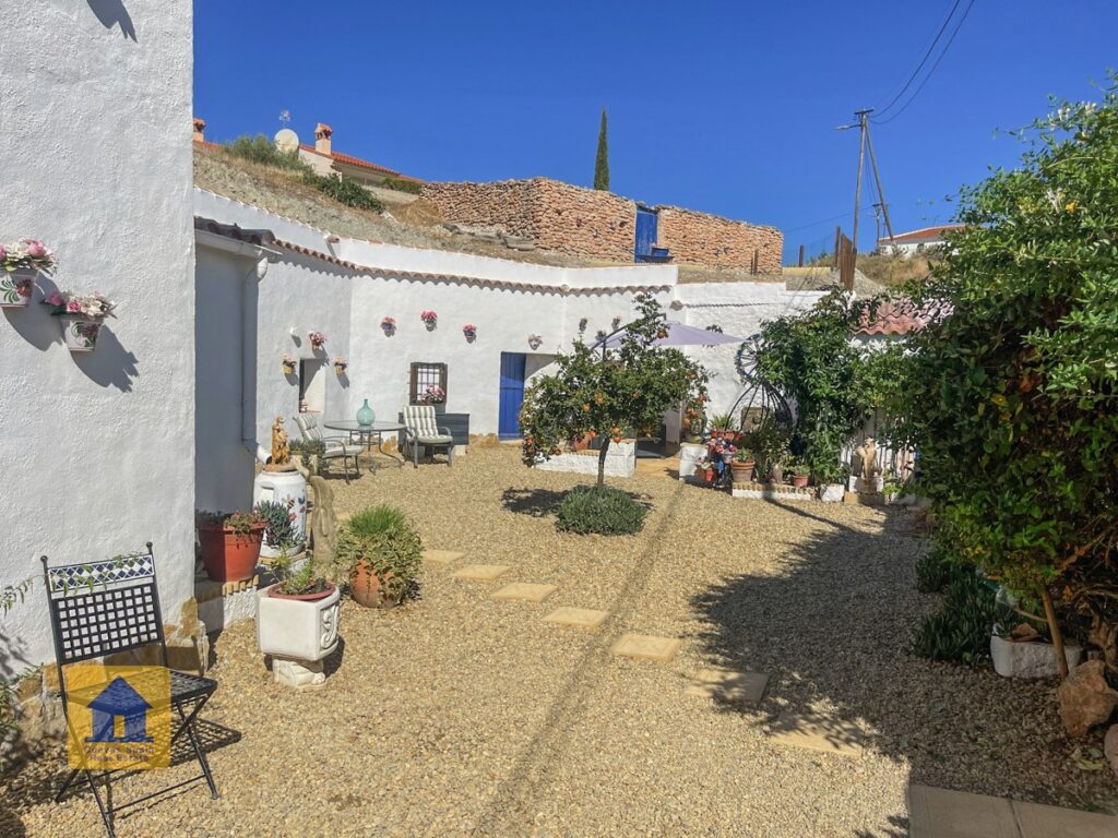 Bonita casa cueva con gran patio jardín y huerto en Castilléjar